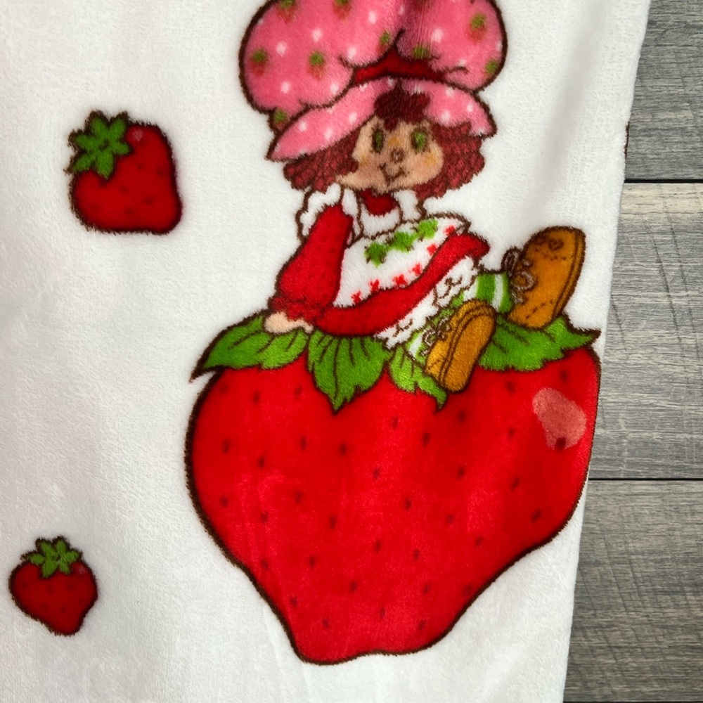 NEW Strawberry Shortcake Plush Blanket